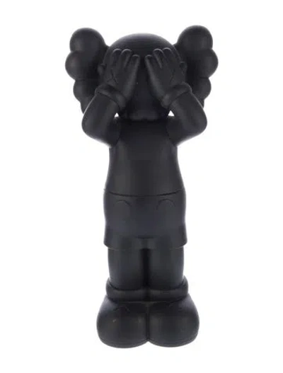 Pre-owned Kaws Holiday Uk Vinyl Figure In Black