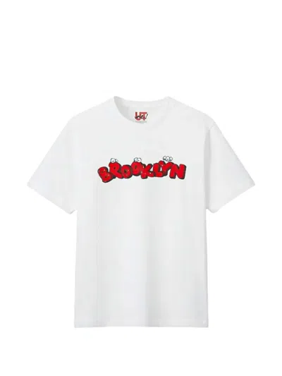Kaws X 유니클로 브루클린 프린트 티셔츠 In White