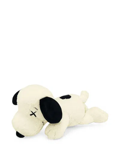 Kaws X Uniqlo X Peanuts Snoopy Stofftier In Neutral