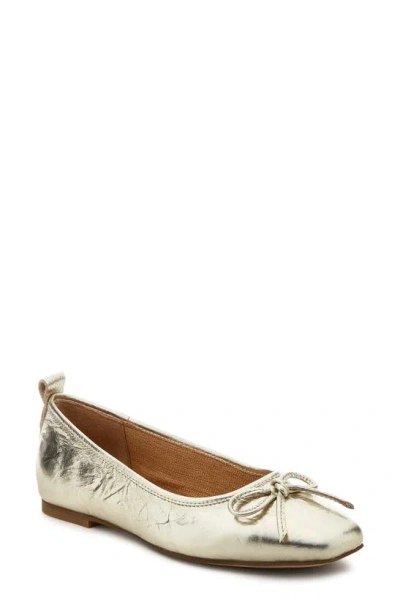 Kelsi Dagger Brooklyn Frankie Flat In Washed Gold