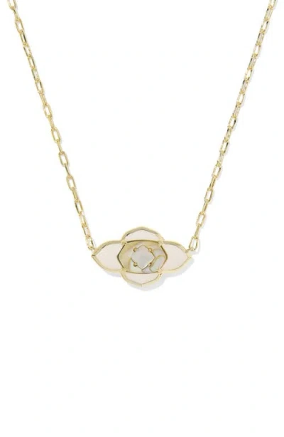 Kendra Scott Abbie Short Medallion Pendant Necklace In Gold