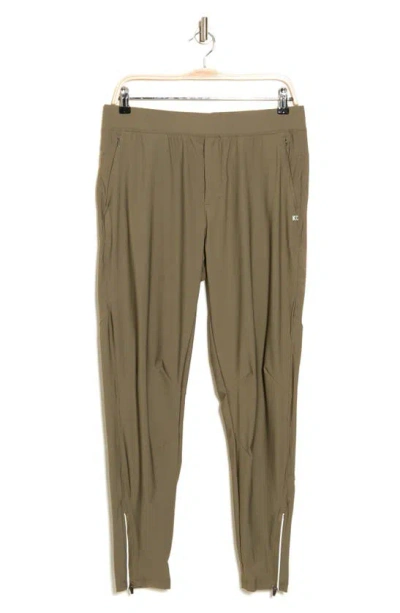 Kenneth Cole Active Tech Stretch Joggers In Tea Leaf