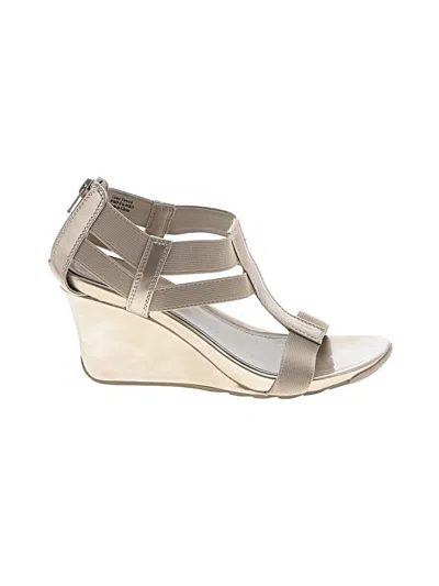 Pre-owned Kenneth Cole Reaction Wedges In Gold
