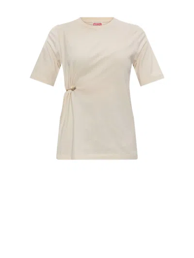 KENZO KENZO CREAM T-SHIRT WITH PIN ON THE RIGHT SIDE.