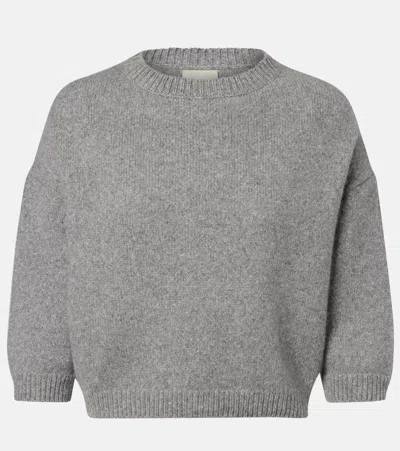 Khaite Sabina Cropped Cashmere Sweater In Gray