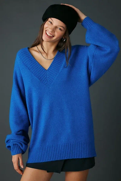 Kimchi Blue Rachel V-neck Oversized Tunic Sweater In Blue, Women's At Urban Outfitters