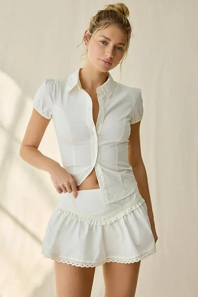 Kimchi Blue Sunseeker Lace Trim Ruffle Mini Skort In White, Women's At Urban Outfitters