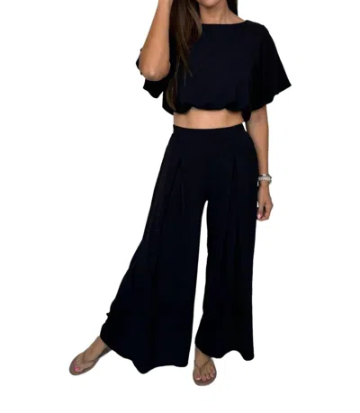 Kld. Signature Matte Crepe Pleated Wide Leg Pants In Black