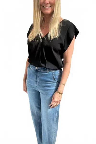 Kld. Signature V-neck Flowy Hemmed Top In Black
