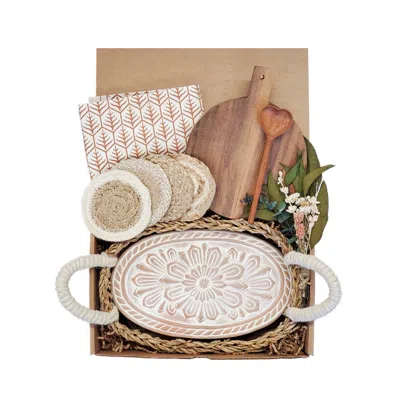 Korissa Bread Warmer Gift Box With Round Wooden Board, Spoon And Light Brown Tea Towel - Flower Oval