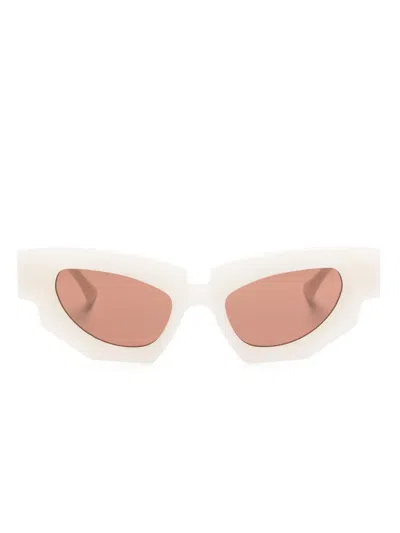 Kuboraum Butterfly-frame Tinted-lenses Sunglasses In Weiss