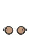 Kuboraum 텍스처 라운드 프레임 선글라스 In Brown