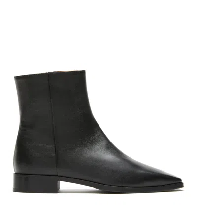 La Canadienne Tundra Leather Bootie In Black