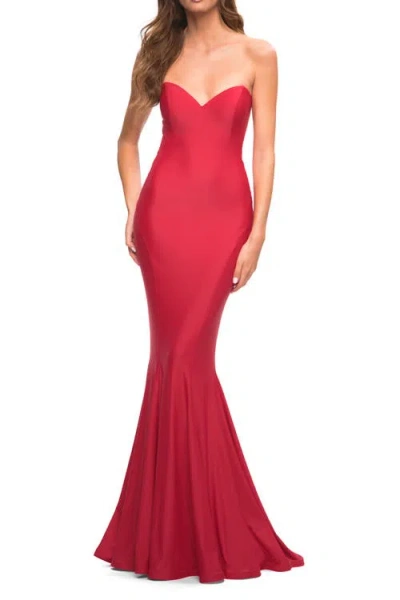 La Femme Chic Jersey Gown With Sweetheart Neckline In Red