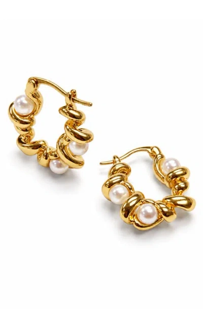 La Meno Sculpted Wave Hoop Earrings In Gold