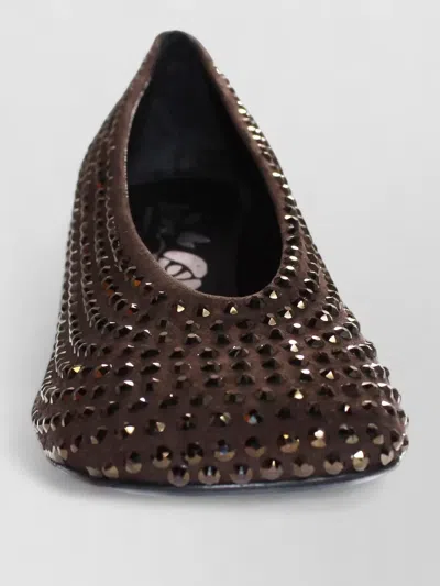 La Rose Pumps Crystal Closed Toe Kitten Heel In Brown