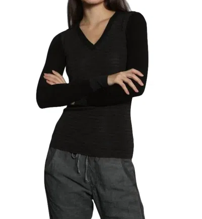 Label+thread Skinny Rib Vee Pullover In Brown/charcoal In Black