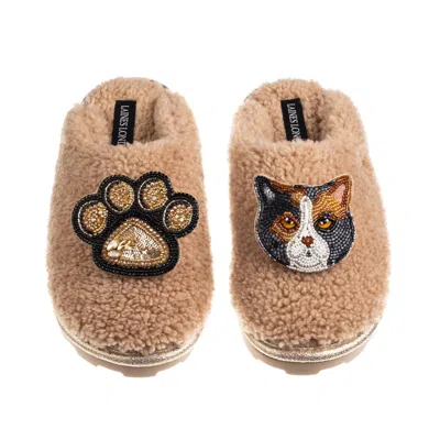 Laines London Women's Brown Teddy Closed Toe Slippers With Paw & Calico British Shorthair Cat Brooches - Toffee