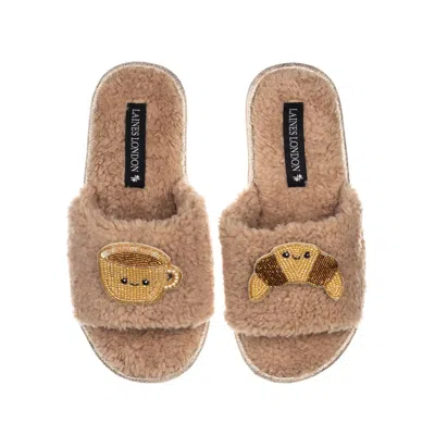 Laines London Women's Brown Teddy Slider Slippers With Laines Loveables Coffee & Croissant Brooches - Toffee