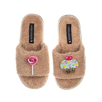 Laines London Women's Brown Teddy Slider Slippers With Laines Loveables Lollipop & Cupcake Brooches - Toffee