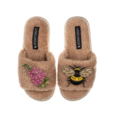 Laines London Women's Brown Teddy Toweling Slipper Sliders With Honeybee & Pink Foxglove Flowers Brooches - Toffee