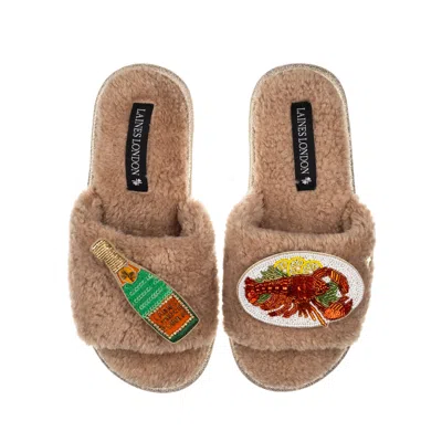 Laines London Women's Brown Teddy Toweling Slipper Sliders With Lobster Platter & Champagne Bottle Brooches - Toff