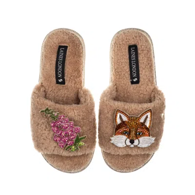 Laines London Women's Brown Teddy Toweling Slipper Sliders With Pink Foxglove Flowers & Fox Brooches - Toffee