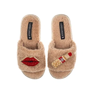 Laines London Women's Brown Teddy Toweling Slipper Sliders With Red Lipstick & Lips Brooches - Toffee
