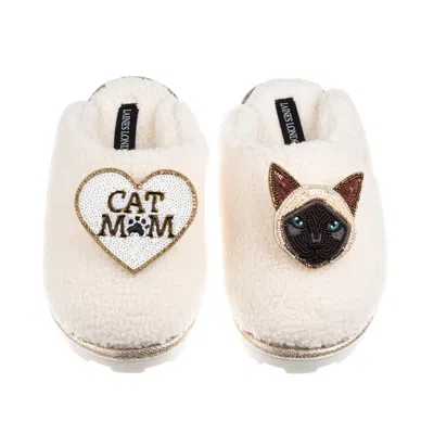 Laines London Women's Neutrals / White Teddy Closed Toe Slippers With Cat Mum / Mom & Siamese Cat Brooches - Cream
