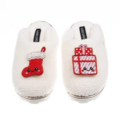Laines London Women's Neutrals / White Teddy Closed Toe Slippers With Christmas Lovable Stocking & Gift Brooches -