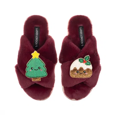 Laines London Women's Red Classic Slippers With Christmas Laines Lovables Pudding & Tree Brooches - Limited Editio In Burgundy