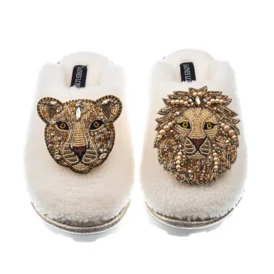 Laines London Women's White Teddy Closed Toe Slippers With Lion & Lioness Brooches - Cream