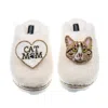 Laines London Women's White Teddy Closed Toe Slippers With Tabby Cat & Cat Mum / Mom Brooches - Cream In White