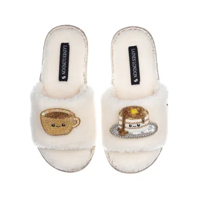 Laines London Women's White Teddy Slider Slippers With Laines Loveables Coffee & Pancakes Brooches - Cream