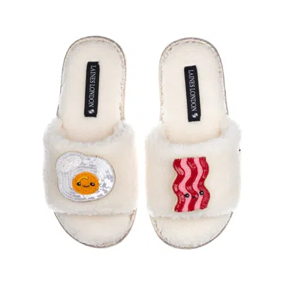 LAINES LONDON WOMEN'S WHITE TEDDY SLIDER SLIPPERS WITH LAINES LOVABLES EGG & BACON BROOCHES - CREAM
