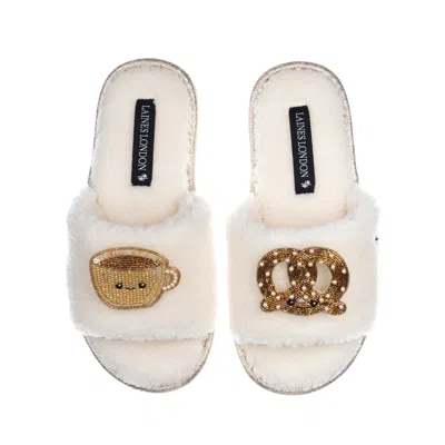 Laines London Women's White Teddy Slider Slippers With Laines Loveables Hot Chocolate & Pretzel Brooches - Cream