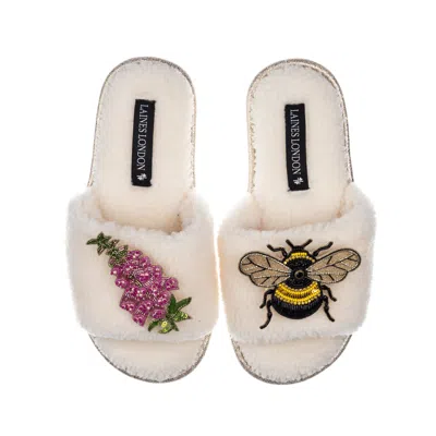Laines London Women's White Teddy Toweling Slipper Sliders With Honeybee & Pink Foxglove Flowers Brooches - Cream