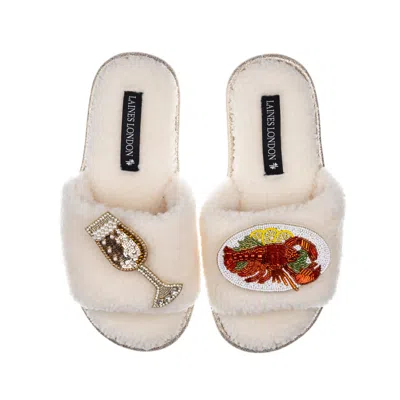 Laines London Women's White Teddy Toweling Slipper Sliders With Lobster Platter & Glass Of Bubbles Brooches - Crea