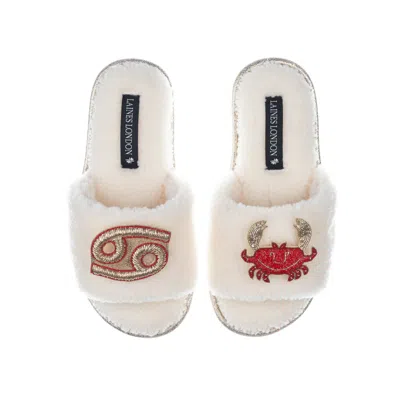 Laines London Women's White Teddy Towelling Slipper Sliders With Cancer Zodiac Brooches - Cream