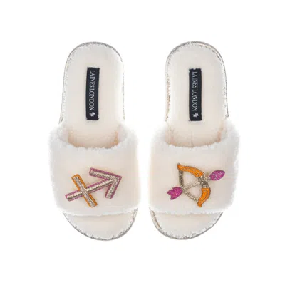 Laines London Women's White Teddy Towelling Slipper Sliders With Sagittarius Zodiac Brooches - Cream