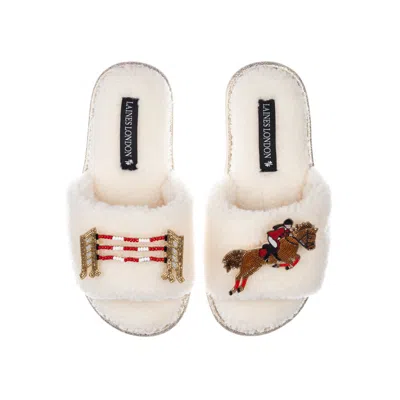 Laines London Women's White Teddy Towelling Slipper Sliders With Show Jump Horse Brooches - Cream