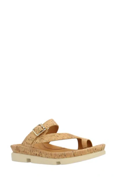 L'amour Des Pieds Alanza Toe Loop Sandal In Natural/gold