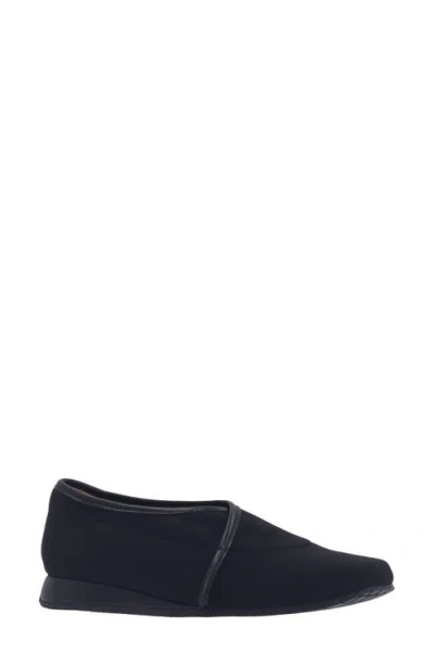 L'amour Des Pieds Taura Flat In Black