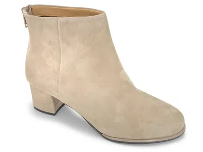 L'amour Des Pieds Women's Des Pieds Perren Boot In Taupe In Neutral