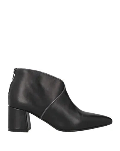 L'arianna Woman Ankle Boots Black Size 8 Leather