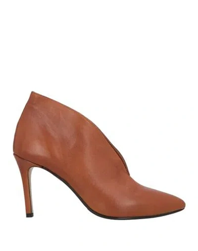 L'arianna Woman Ankle Boots Camel Size 11 Leather In Beige