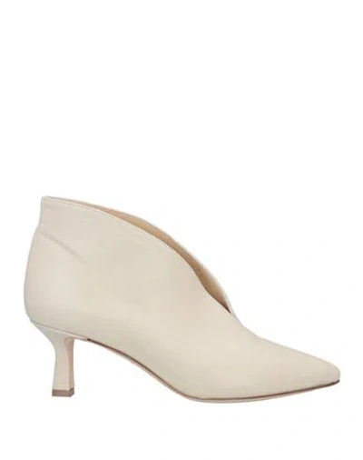 L'arianna Woman Ankle Boots Ivory Size 8 Leather In White