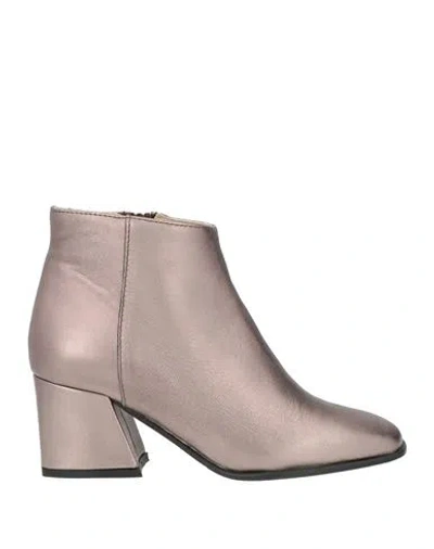 L'arianna Woman Ankle Boots Taupe Size 6 Leather In White