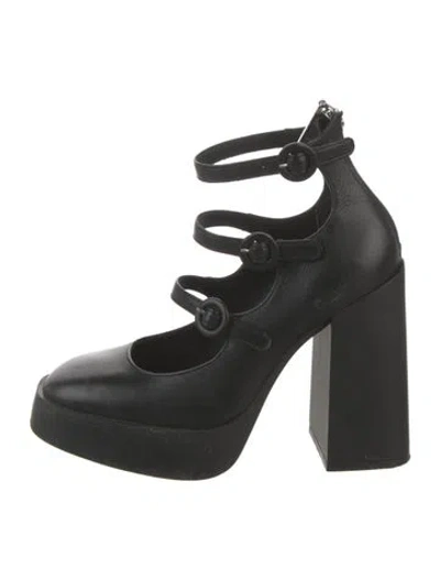 Pre-owned Larroude Leather Pumps In Black