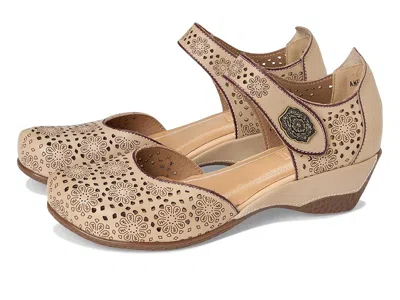 L'artiste By Spring Step Americana In Sand